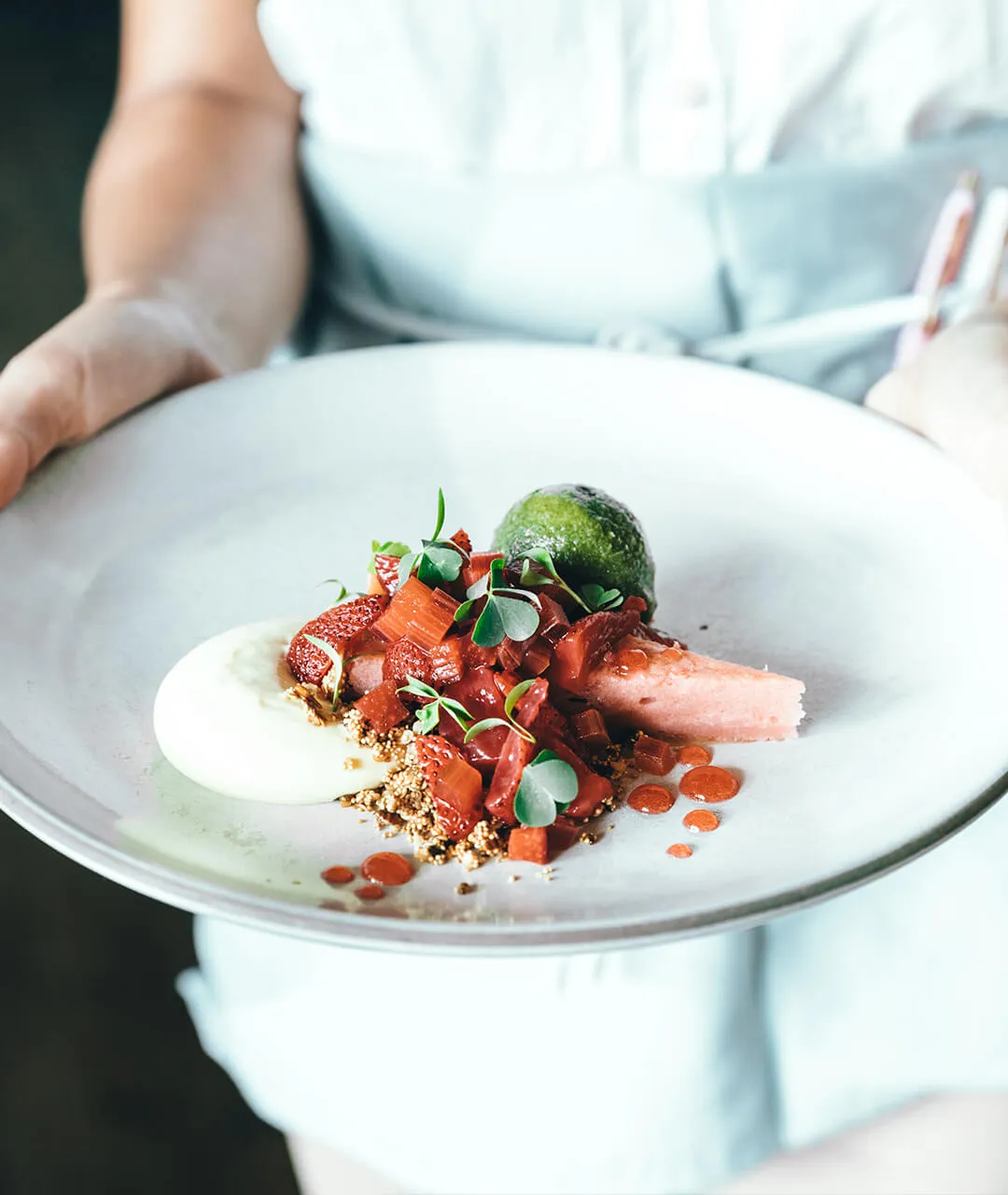 prestwick-aviation-services-chef-holding-a-plate-with-desert