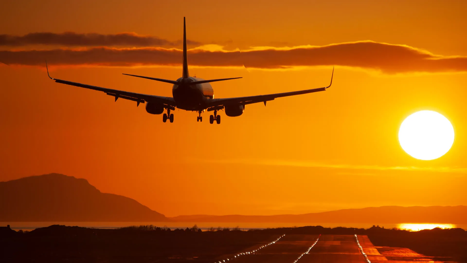 prestwick-aviation-services-prestwick-aviation737-aircraft-coming-in-to-land-at-glasgow-prestwick-airport-1