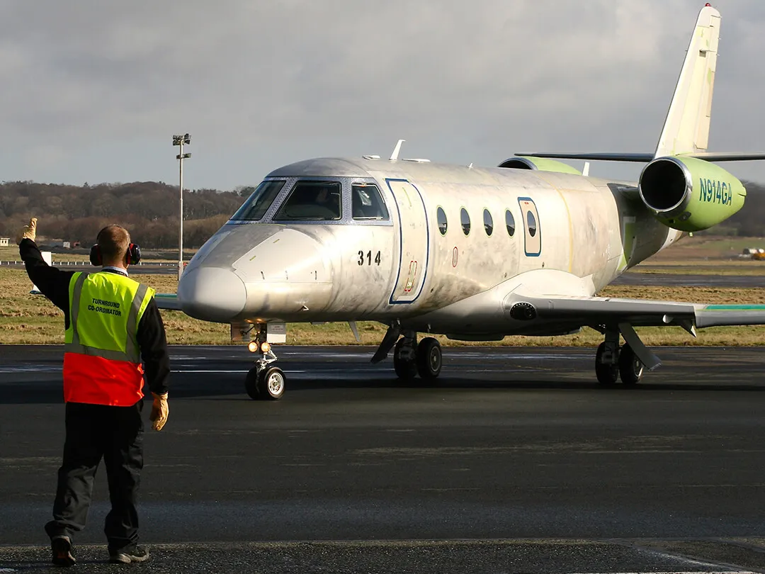 prestwick-aviation-services-turnaround-coordinator-crew-and-small-executive-jetjpg